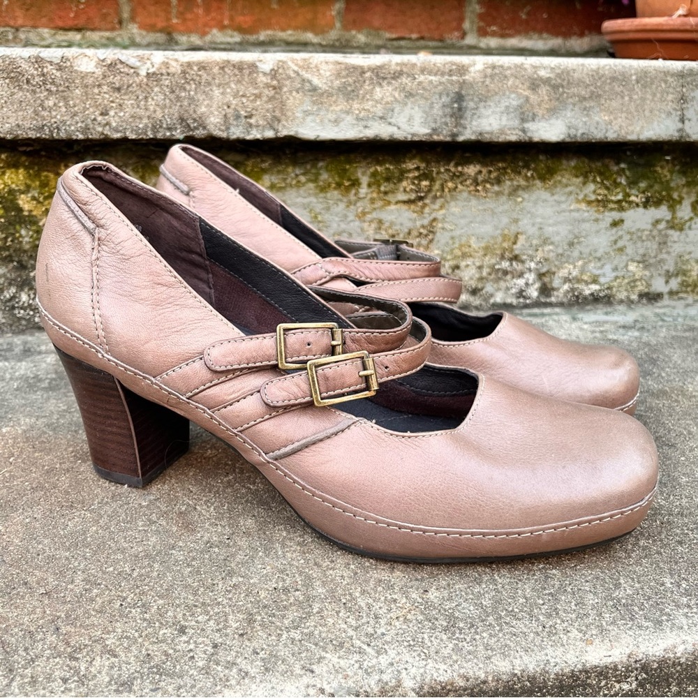 Women’s Clarks Artisan size 9W Mary Jane dance shoes Leather Light Brown gray